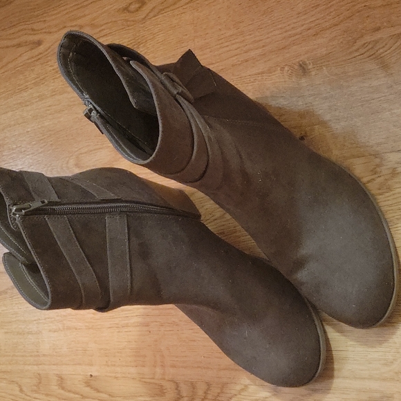 Boots - Picture 2 of 3